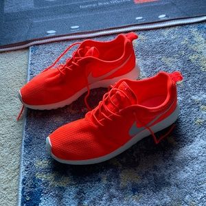Nike Roshe run total crimson gamma grey Size 8.5